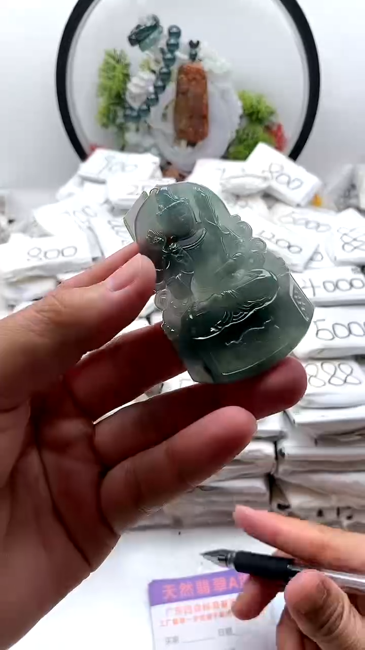 翡翠未镶嵌颈饰虚空藏