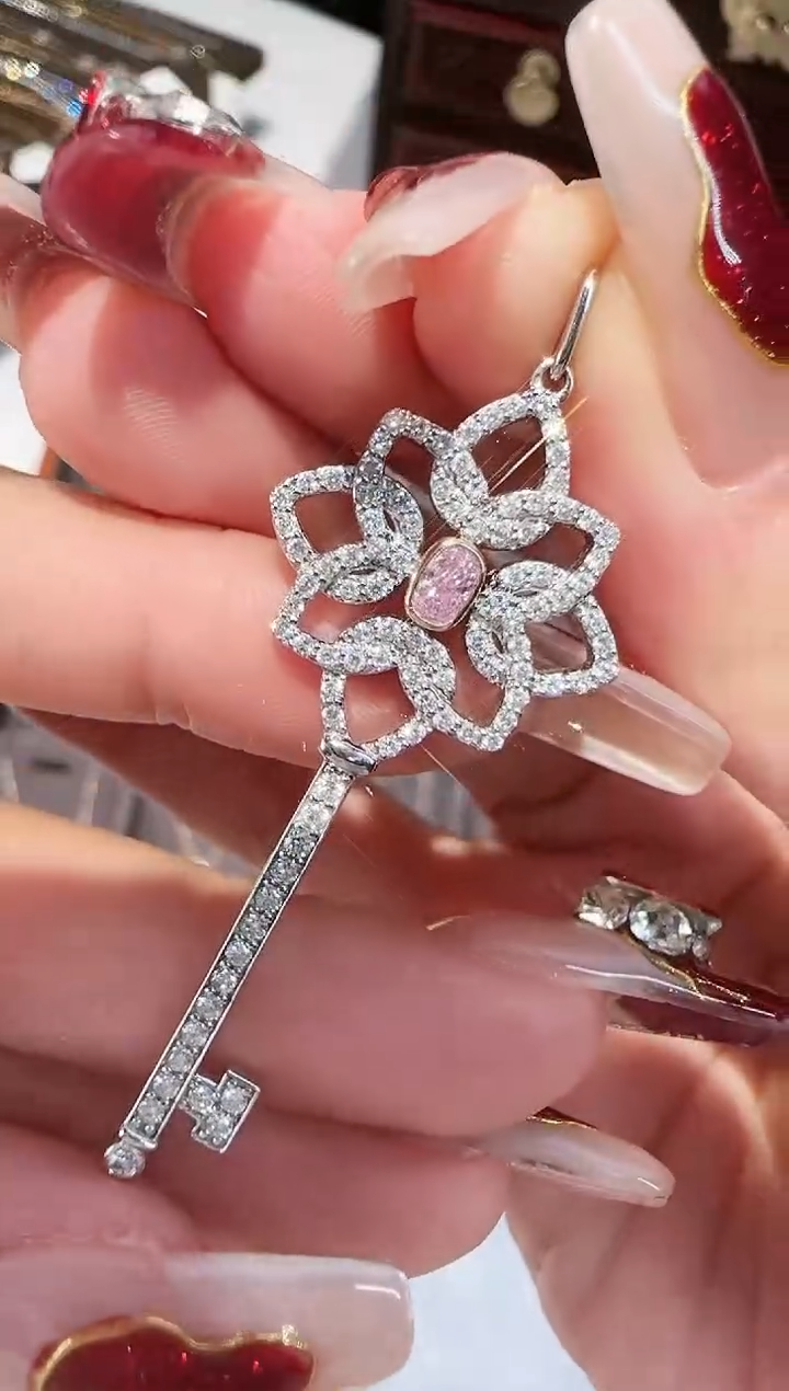 【闪购商品】钻石吊坠(不含链)18K金镶嵌粉钻吊坠