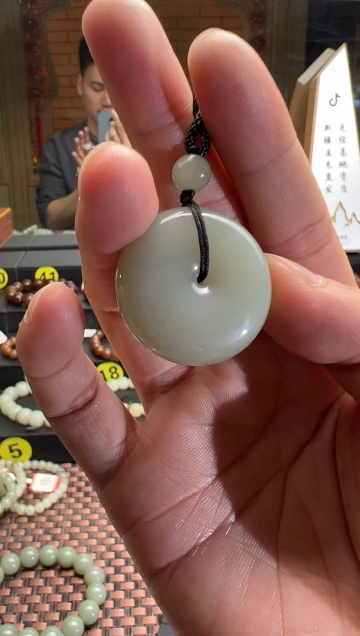【闪购商品】和田玉吊坠(赠链)未镶嵌且末料青白玉平安扣