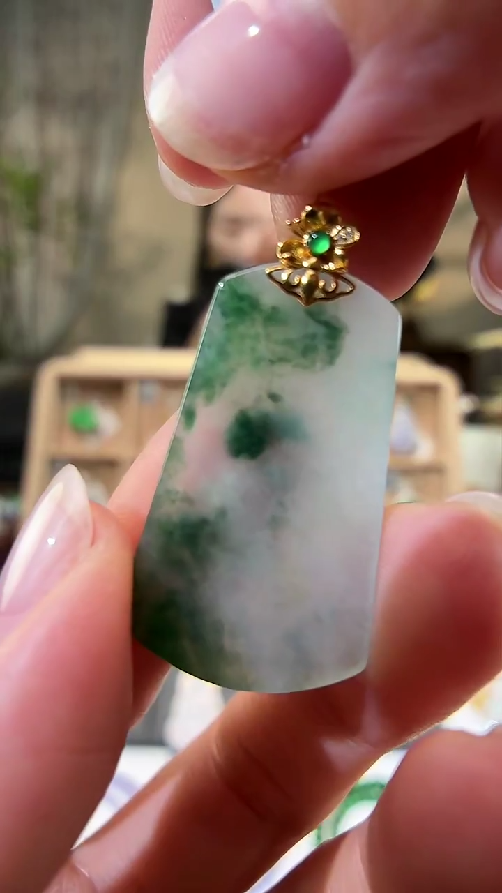 颈饰18K金镶嵌翡翠无事牌