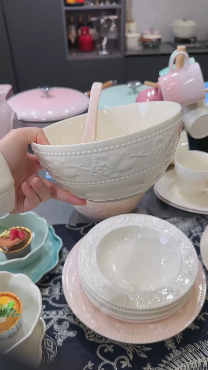 【闪购商品】瓷浮雕草莓陶瓷大汤碗8英寸-奶油白