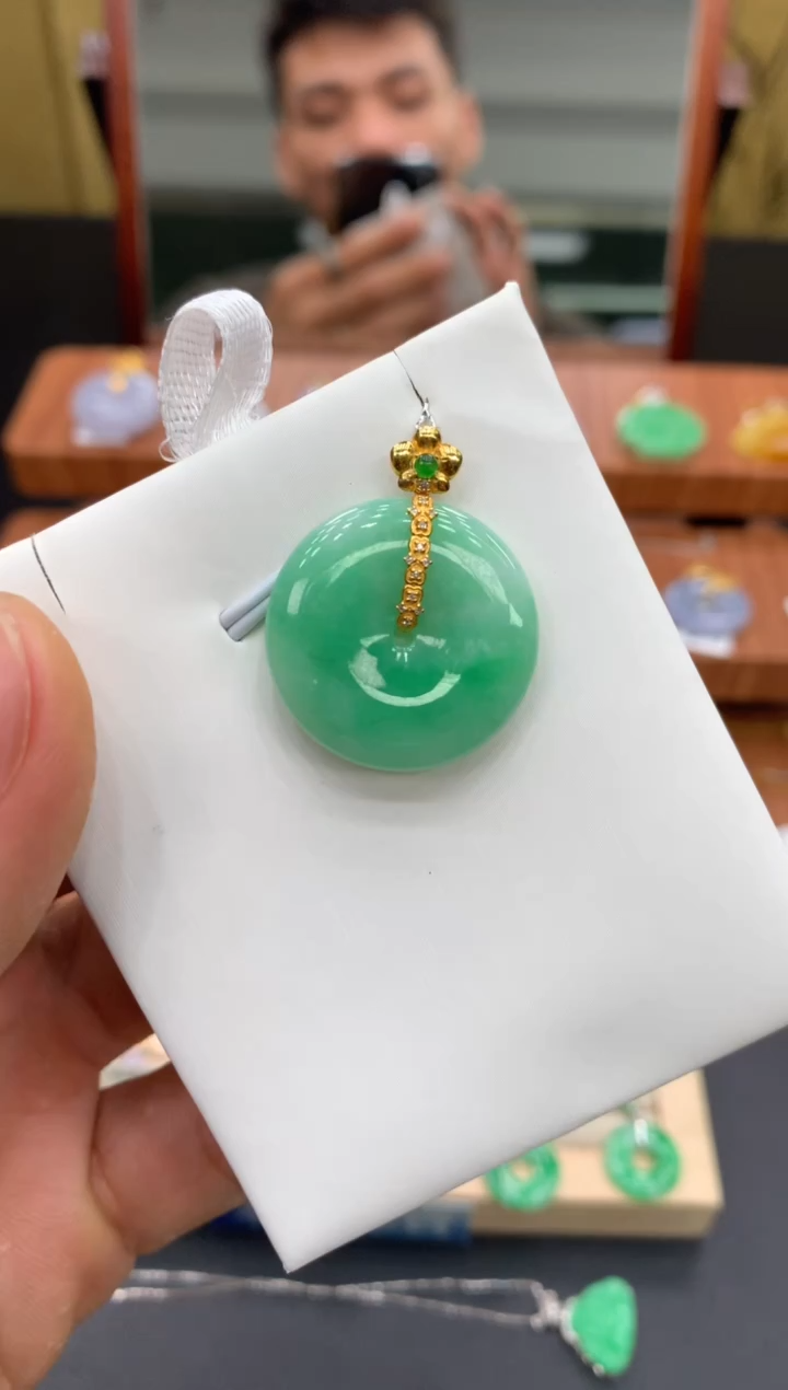 颈饰18K金镶嵌翡翠平安扣