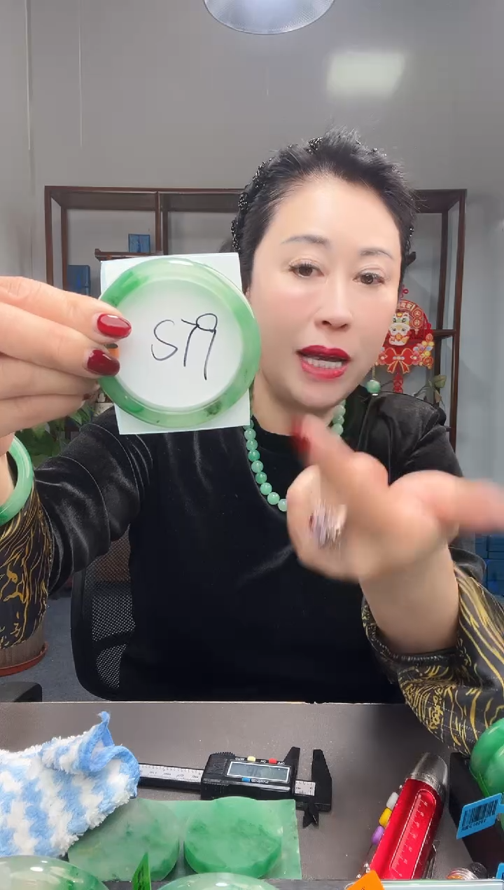 【闪购商品】石英质玉手镯未镶嵌非洲翠