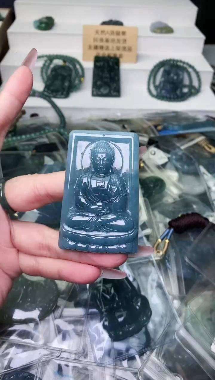 颈饰未镶嵌翡翠 