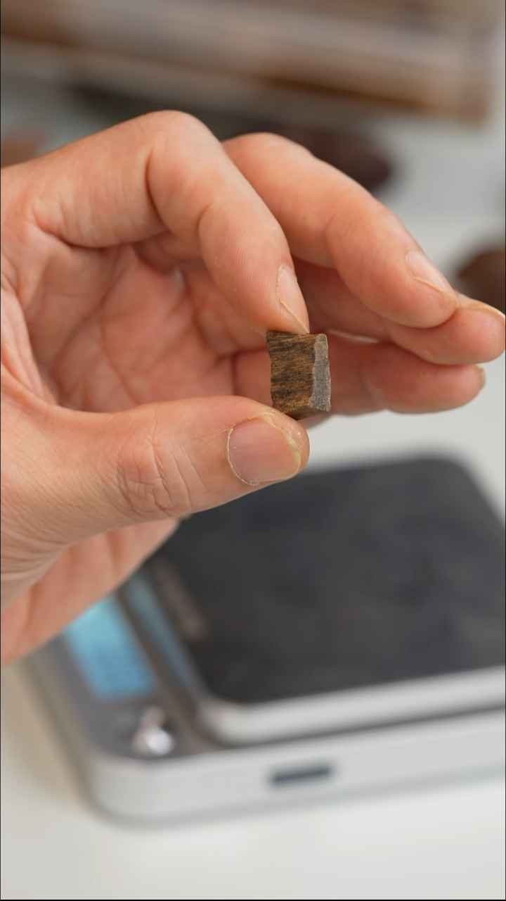 沉香沉香碎屑富森红土沉水0.8g