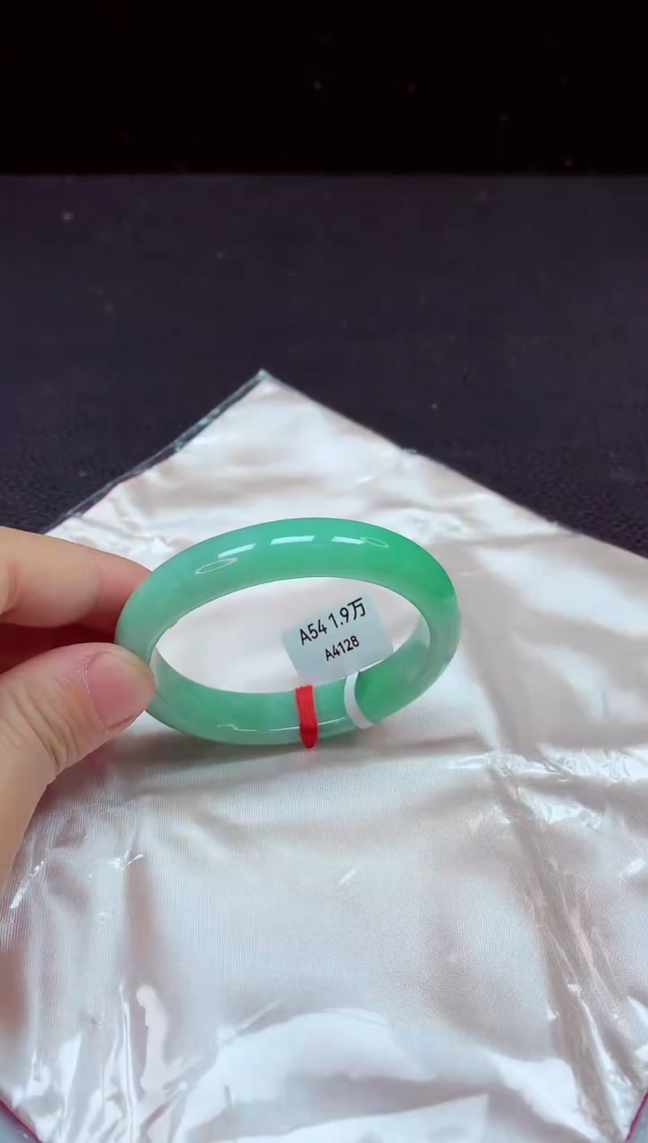 【闪购商品】翡翠手镯未镶嵌贵妃54+