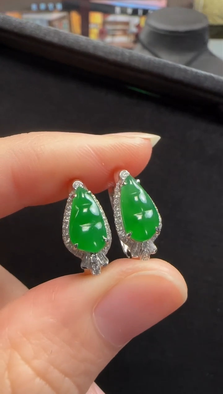 【闪购商品】翡翠耳环18K金镶嵌421豆子一对