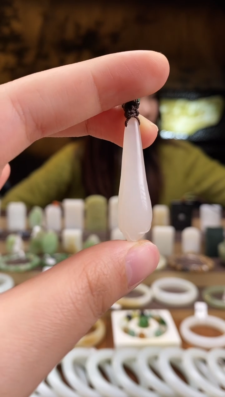 颈饰未镶嵌和田玉白玉 玉兰花