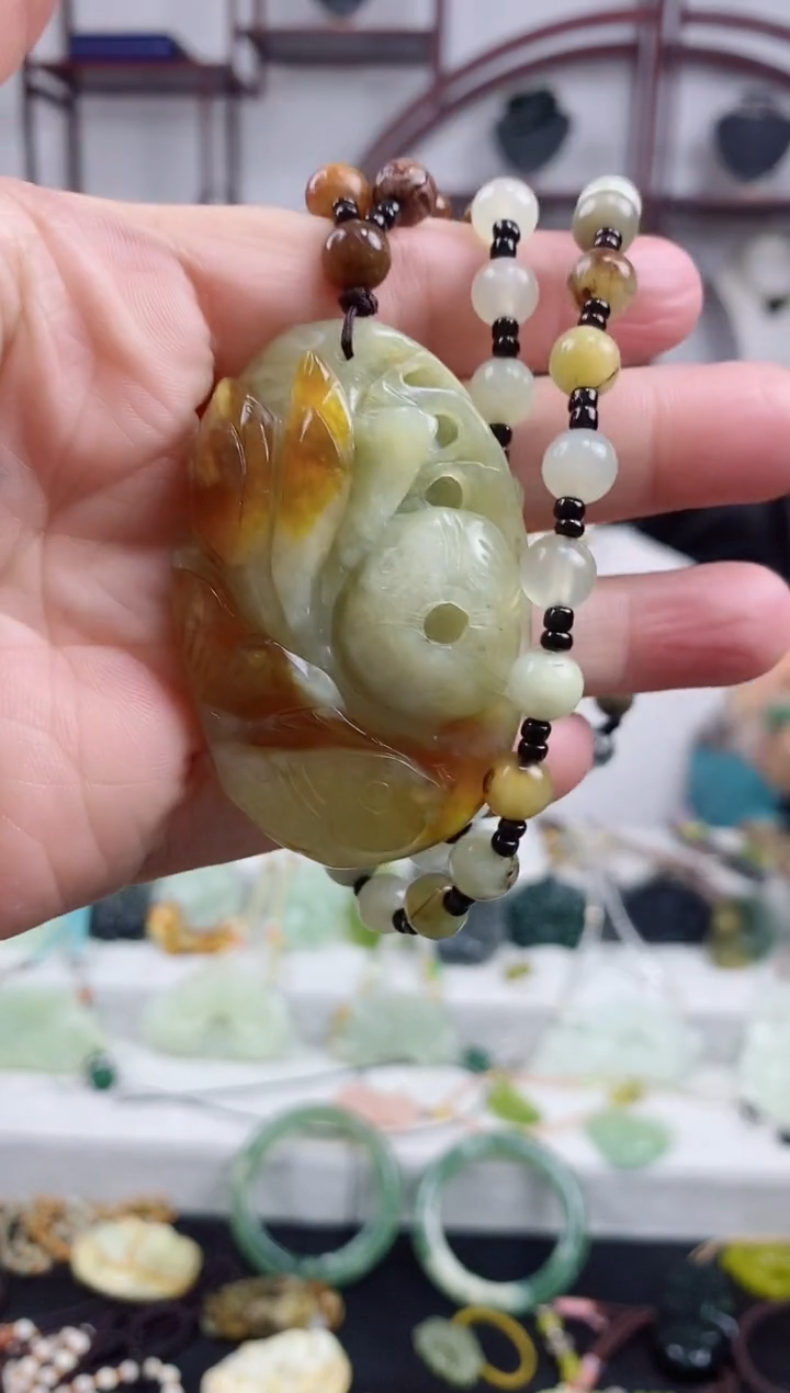 未镶嵌岫玉颈饰1