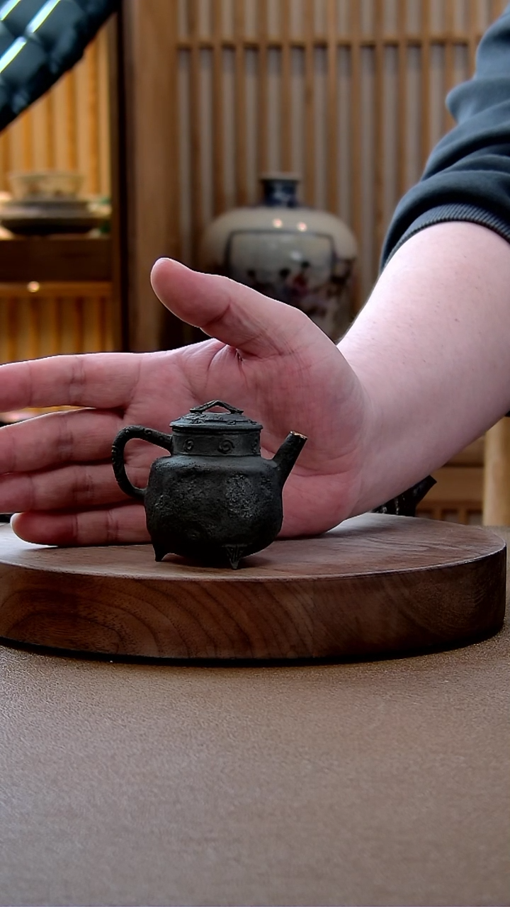 【闪购商品】曾志洲柴烧手捏壶。。。。。。（三足）