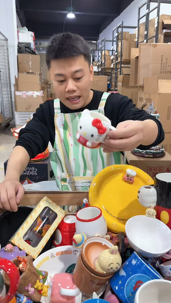 瓷片kt猫抱爱心一口杯 微瑕