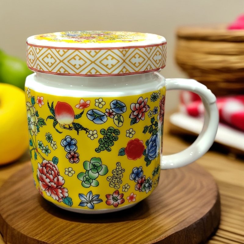 黄地万花带盖水杯