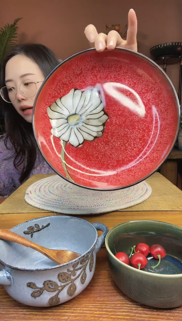 陶瓷8.5英寸红色手绘花朵 微瑕疵