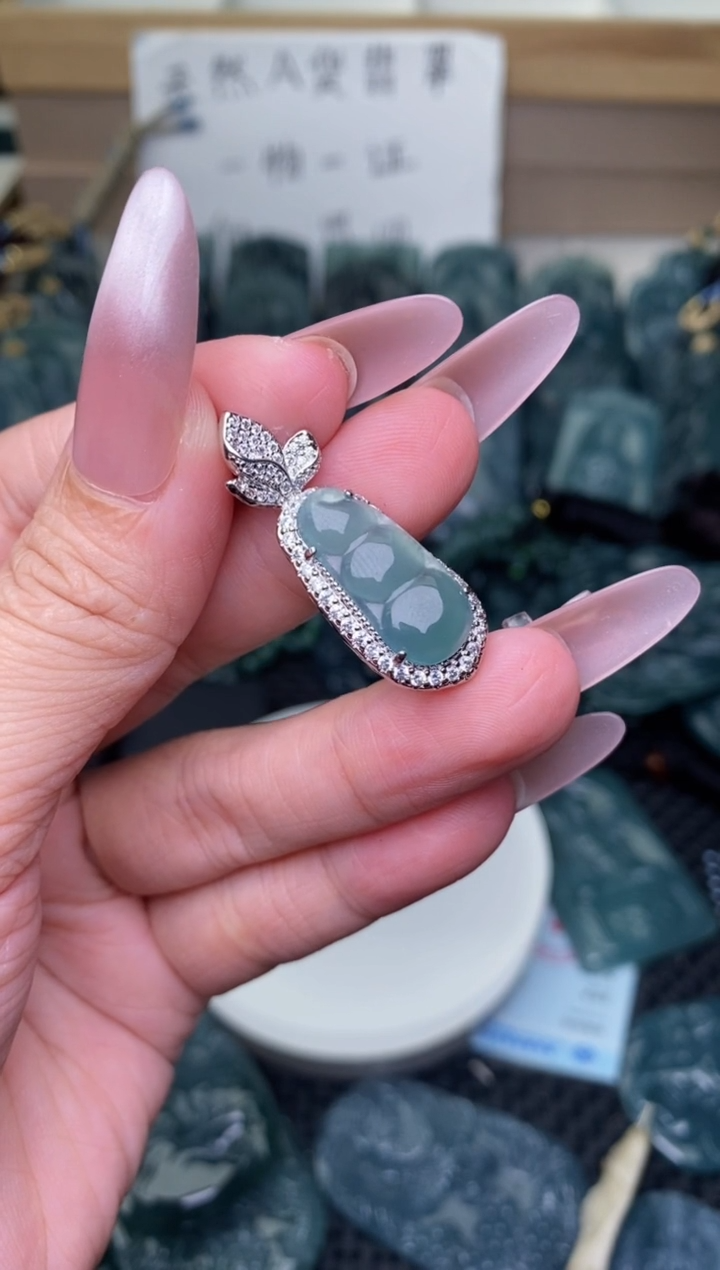 颈饰未镶嵌翡翠          