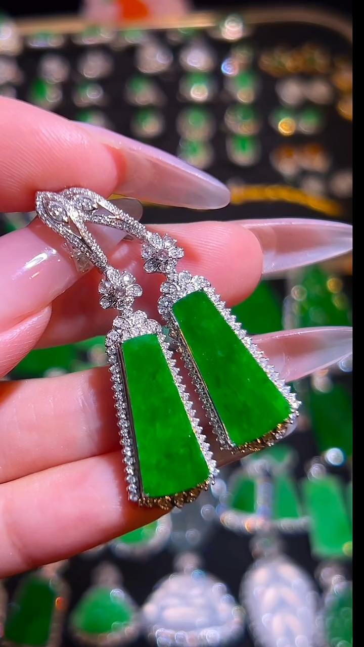 18K金镶嵌挂件翡翠吊坠