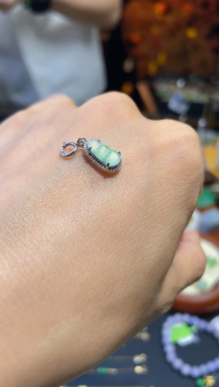 翡翠未镶嵌颈饰福豆 百元以下不出证 