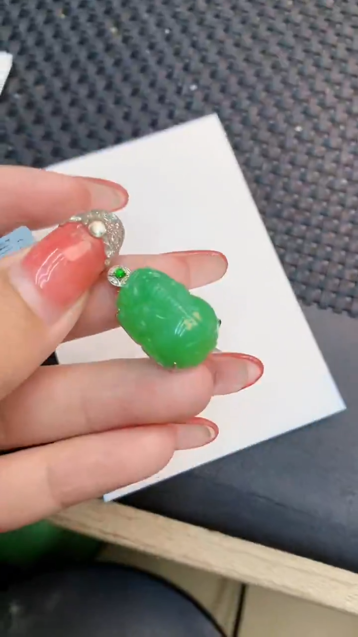 颈饰18K金镶嵌翡翠1