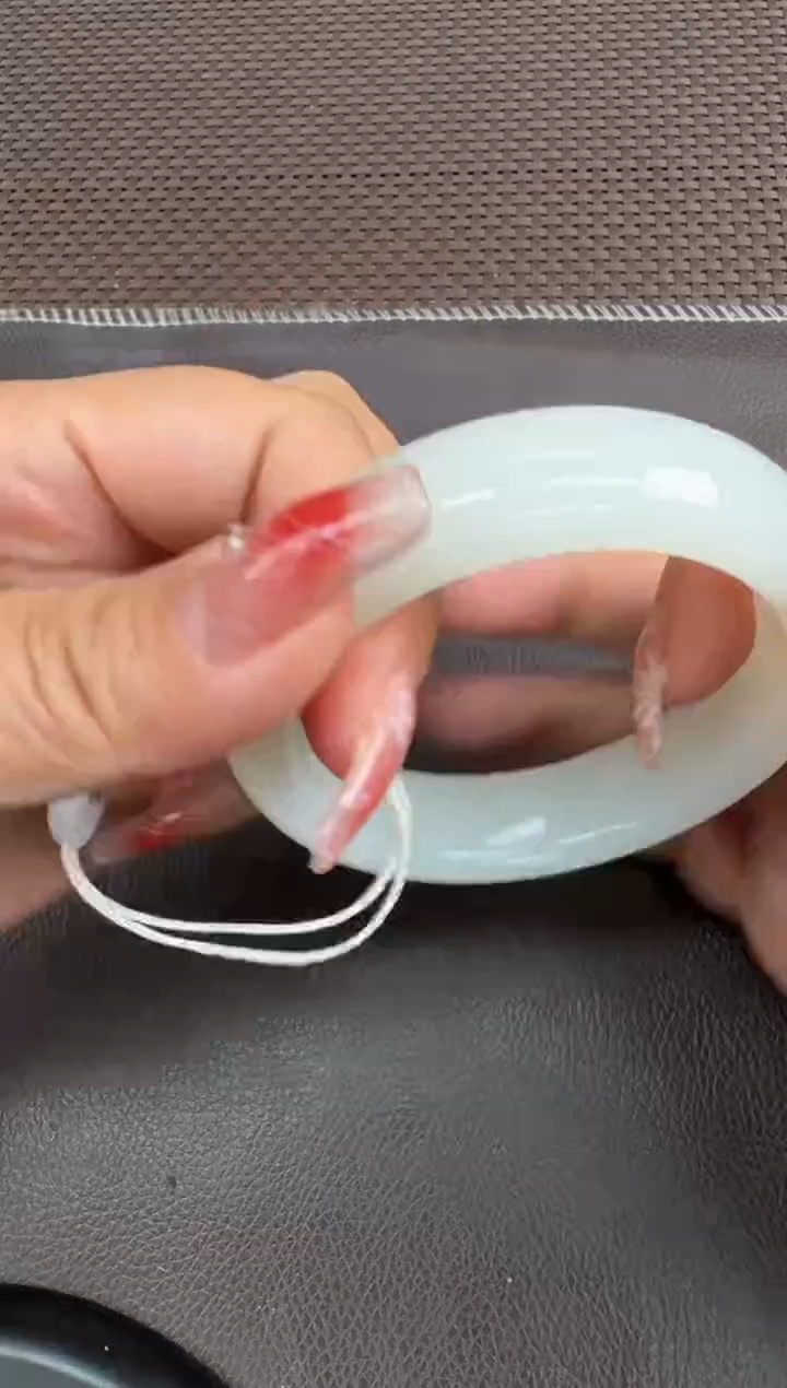 【闪购商品】和田玉手镯未镶嵌56