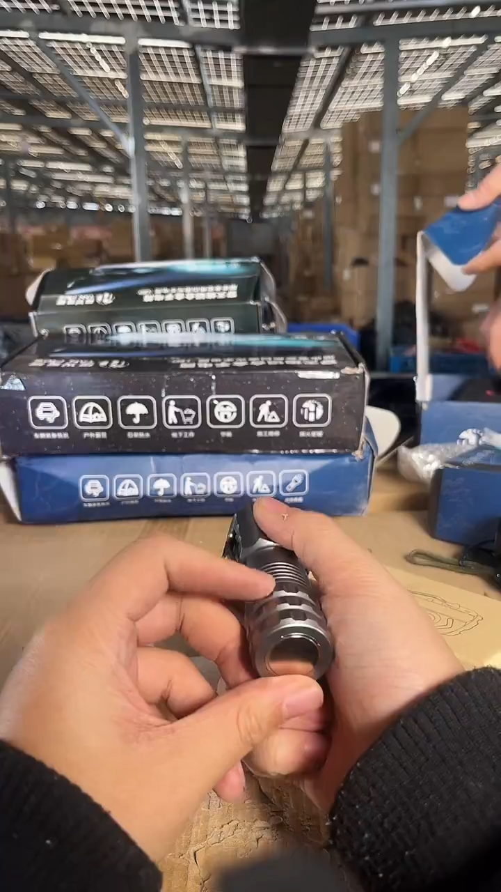 q07强光手电筒啊