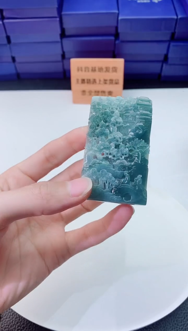翡翠未镶嵌颈饰         