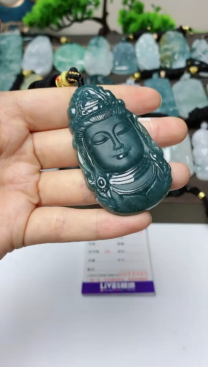 翡翠未镶嵌颈饰         