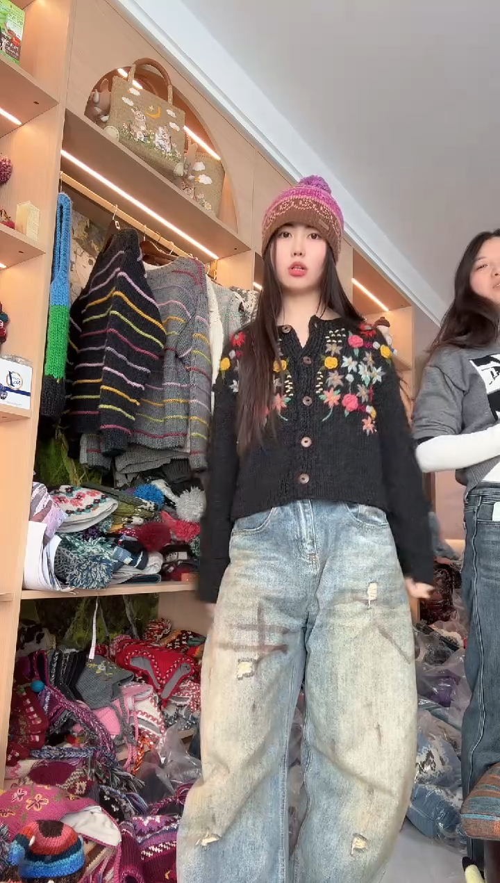 羊毛短版立体花毛衣