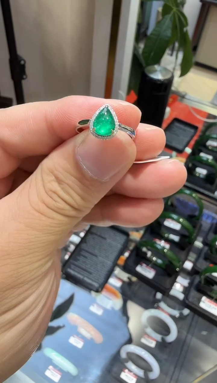 18K金镶嵌戒指祖母绿多样性发一