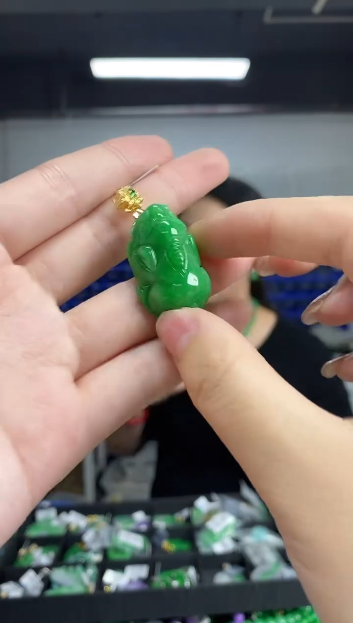 颈饰未镶嵌翡翠多样性发其一颜色微差