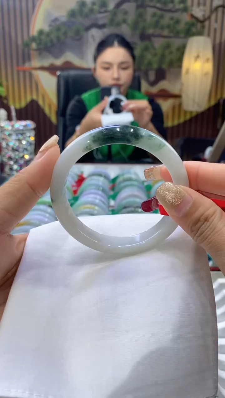 【闪购商品】翡翠未镶嵌手镯多人06436