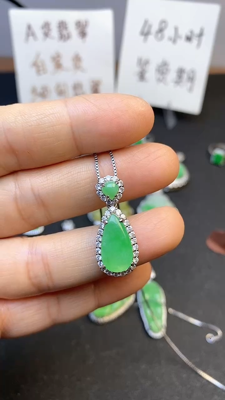【闪购商品】翡翠吊坠(赠链)银S925镶嵌翡翠水滴吊坠