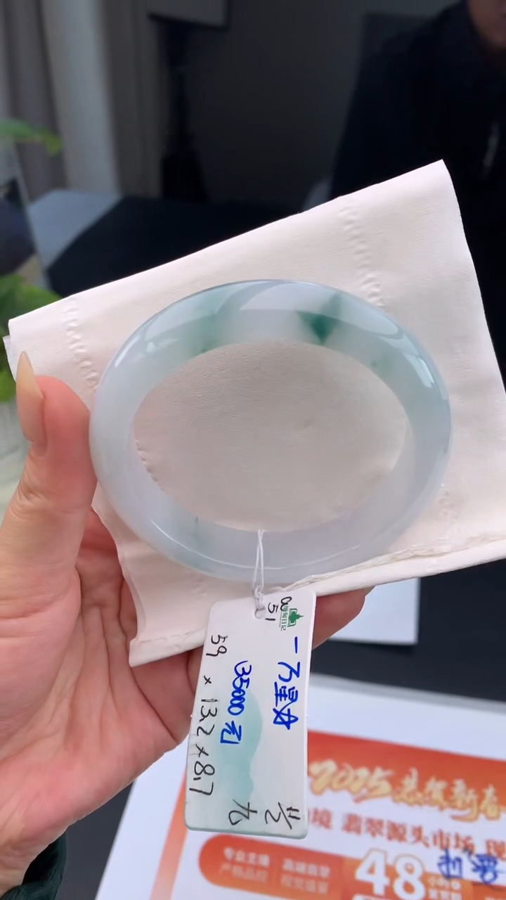 【闪购商品】翡翠手镯未镶嵌 #情人节#送礼，下单联系客服核对地址~