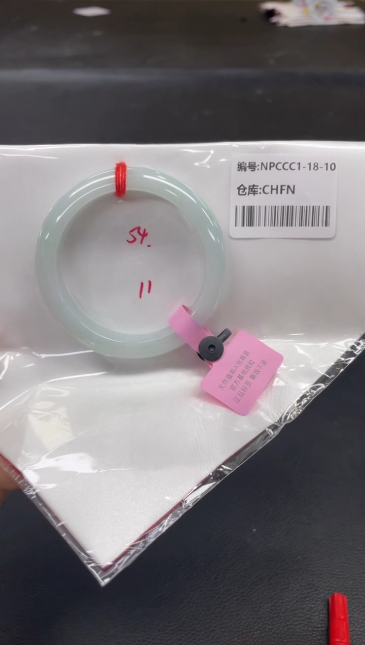 翡翠手镯未镶嵌翡翠手镯
