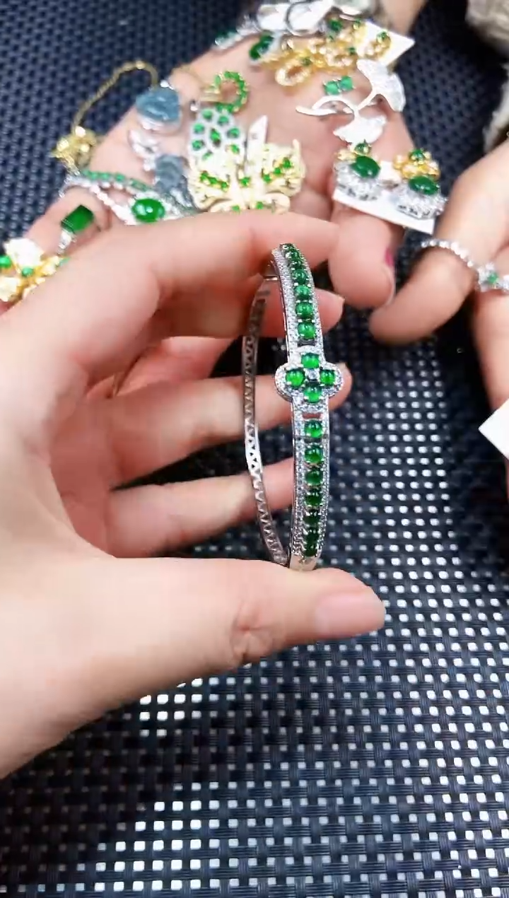 【闪购商品】翡翠手镯未镶嵌11111111