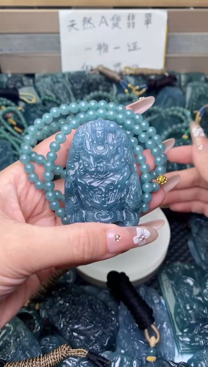 翡翠未镶嵌颈饰          