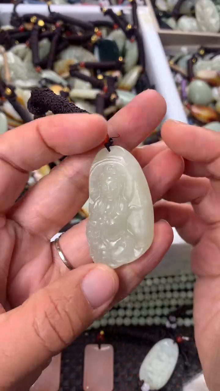 【闪购商品】和田玉颈饰未镶嵌多样性发货没有证书，拍一发一.有瑕