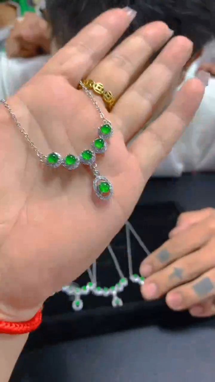 【闪购商品】翡翠吊坠(赠链)未镶嵌0716084786