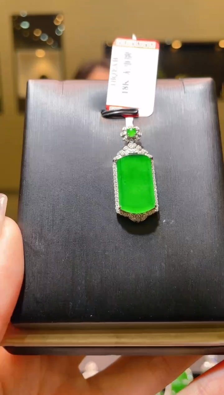 【闪购商品】翡翠吊坠(赠链)18K金镶嵌A50