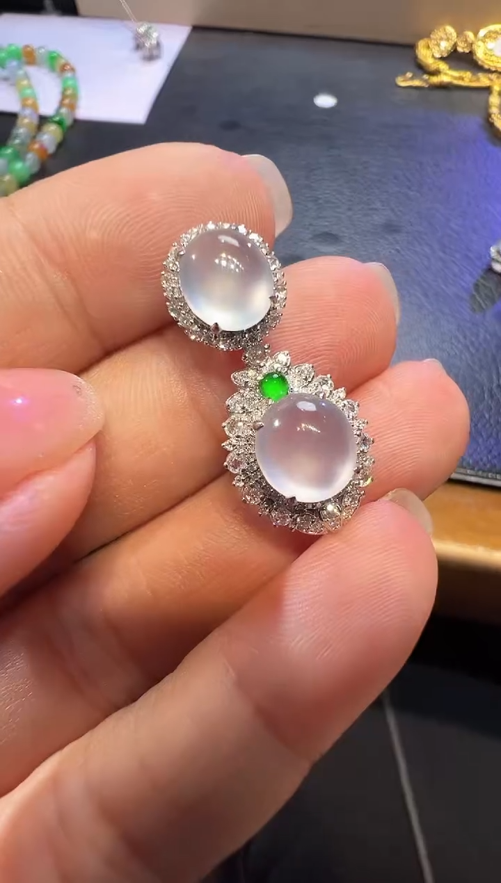 颈饰18K金镶嵌翡翠蛋面