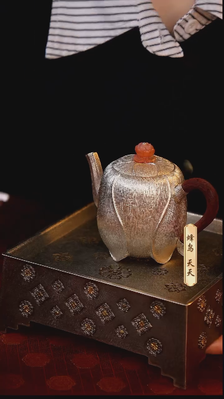 SWA1722 大师壶木把荷花玉钮荷花瓣錾刻清净桶形长嘴小壶