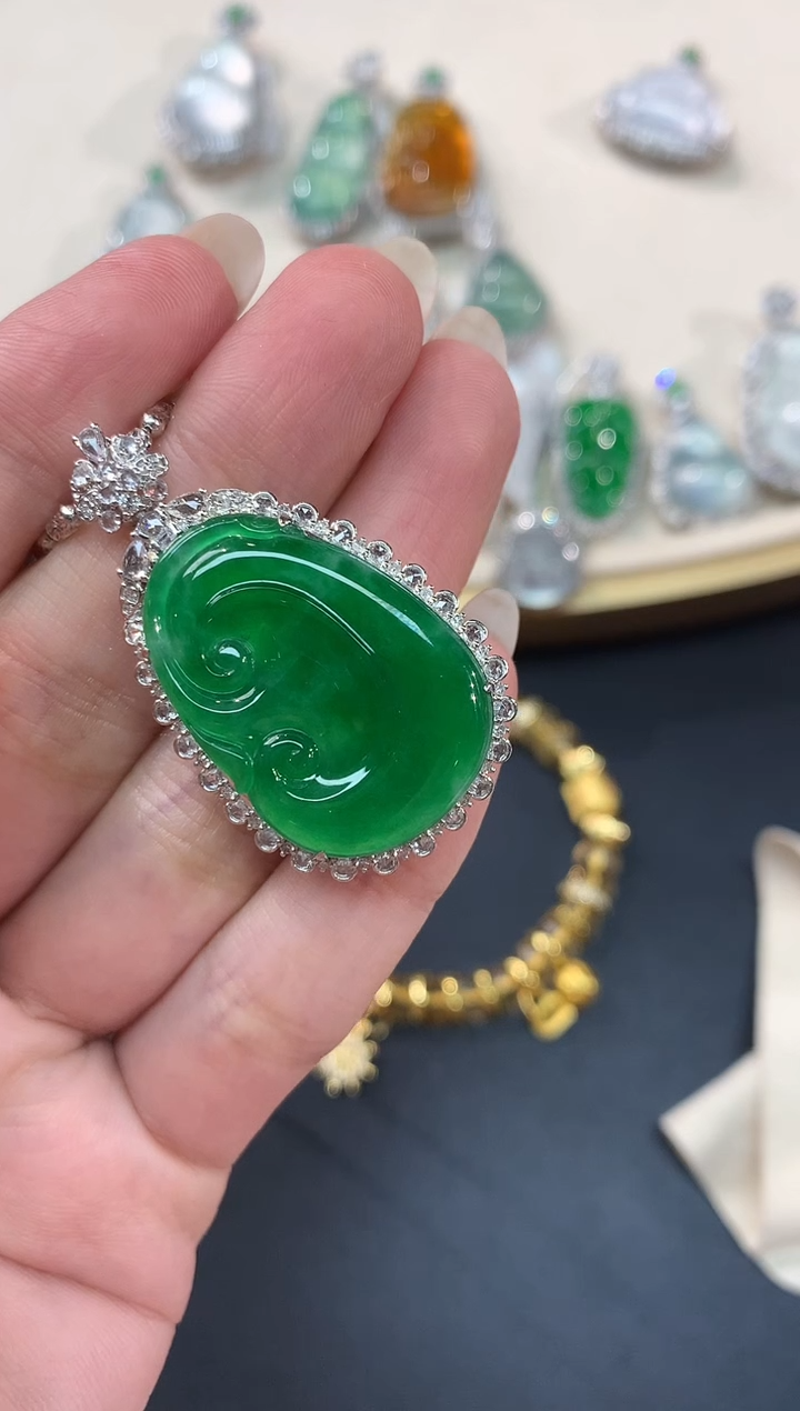 【闪购商品】翡翠吊坠(不含链)18K金镶嵌吊坠A378|29999