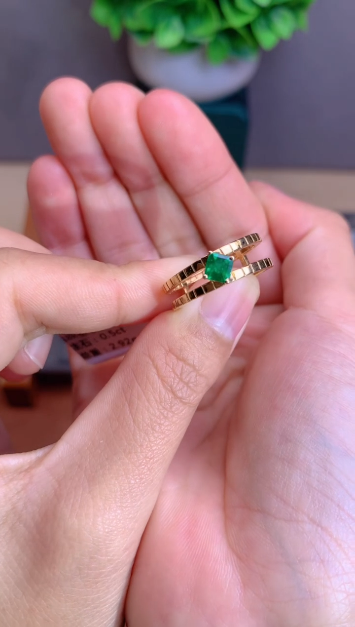【闪购商品】祖母绿戒指18K金镶嵌0.5CT