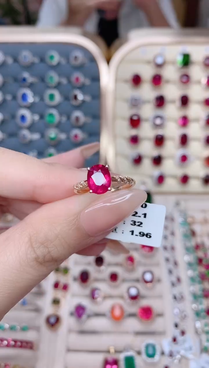 18K金镶嵌碧玺戒指碧玺2.1CT