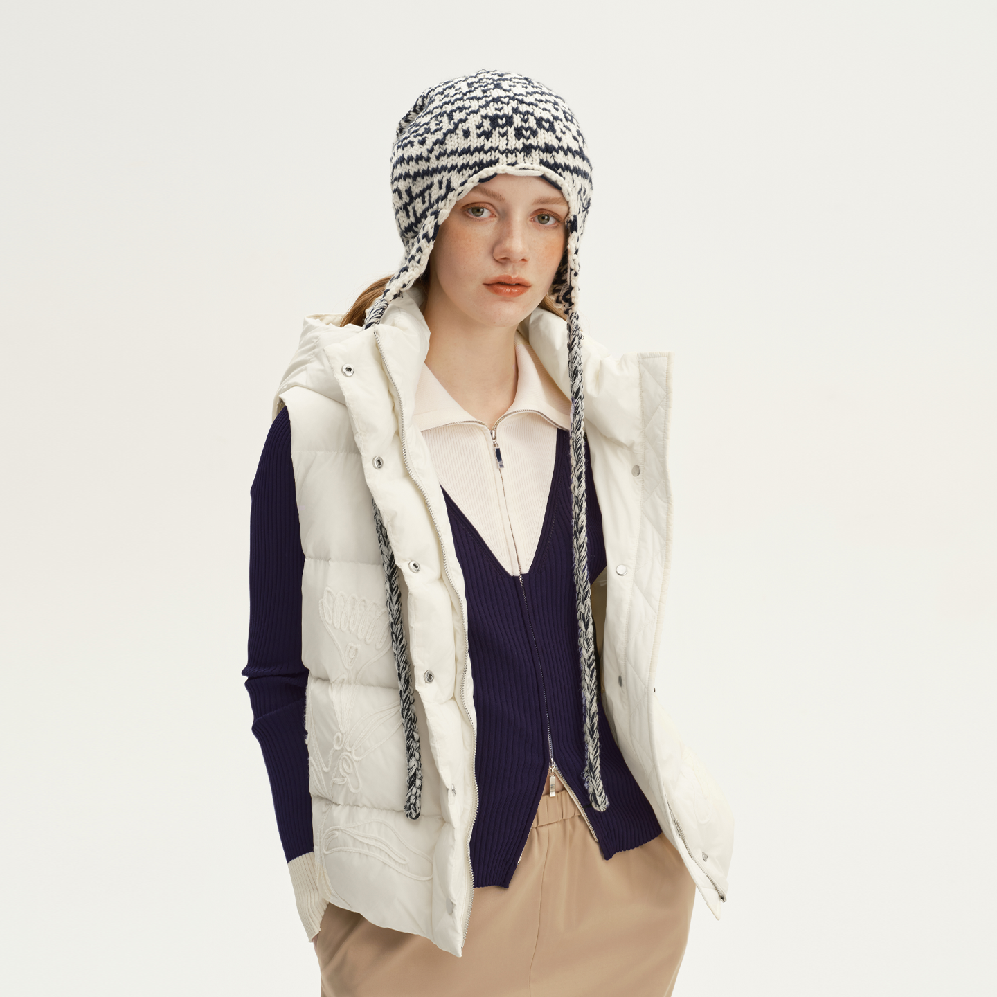 Eachway/艺之卉秋冬立体花雾白时尚保暖连帽羽绒马甲EU31R00654