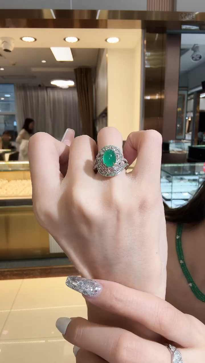 18K金镶嵌戒指祖母绿2.60ct