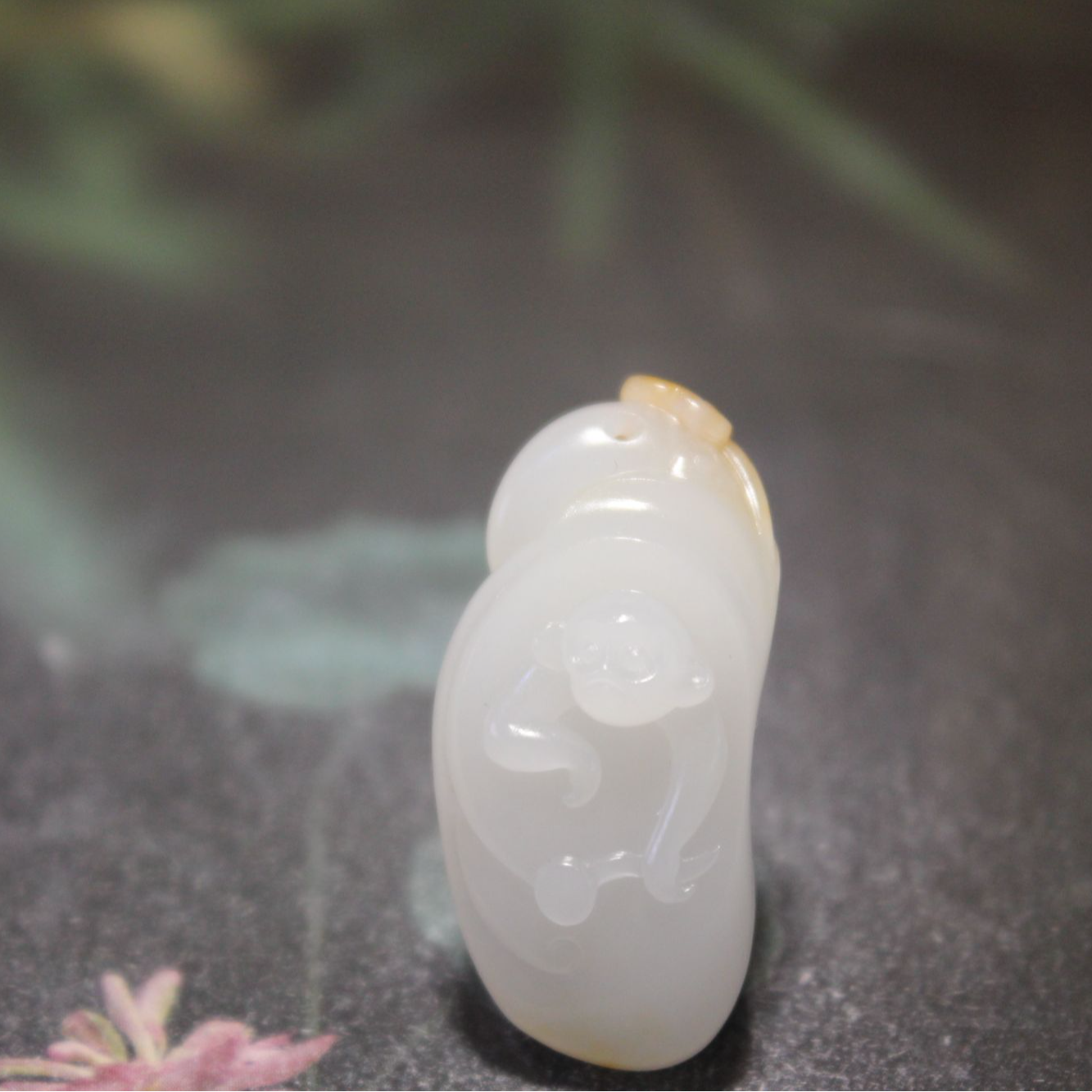 和田玉 灵猴 翘色巧雕银杏叶 底部背后满皮 油润细腻 雕工精湛