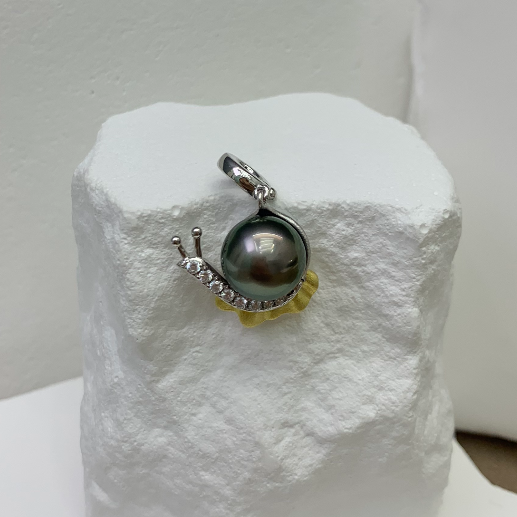 咔咔珍珠 海水大溪地黑珍珠 s925银吊坠镶嵌 可爱精致蜗牛