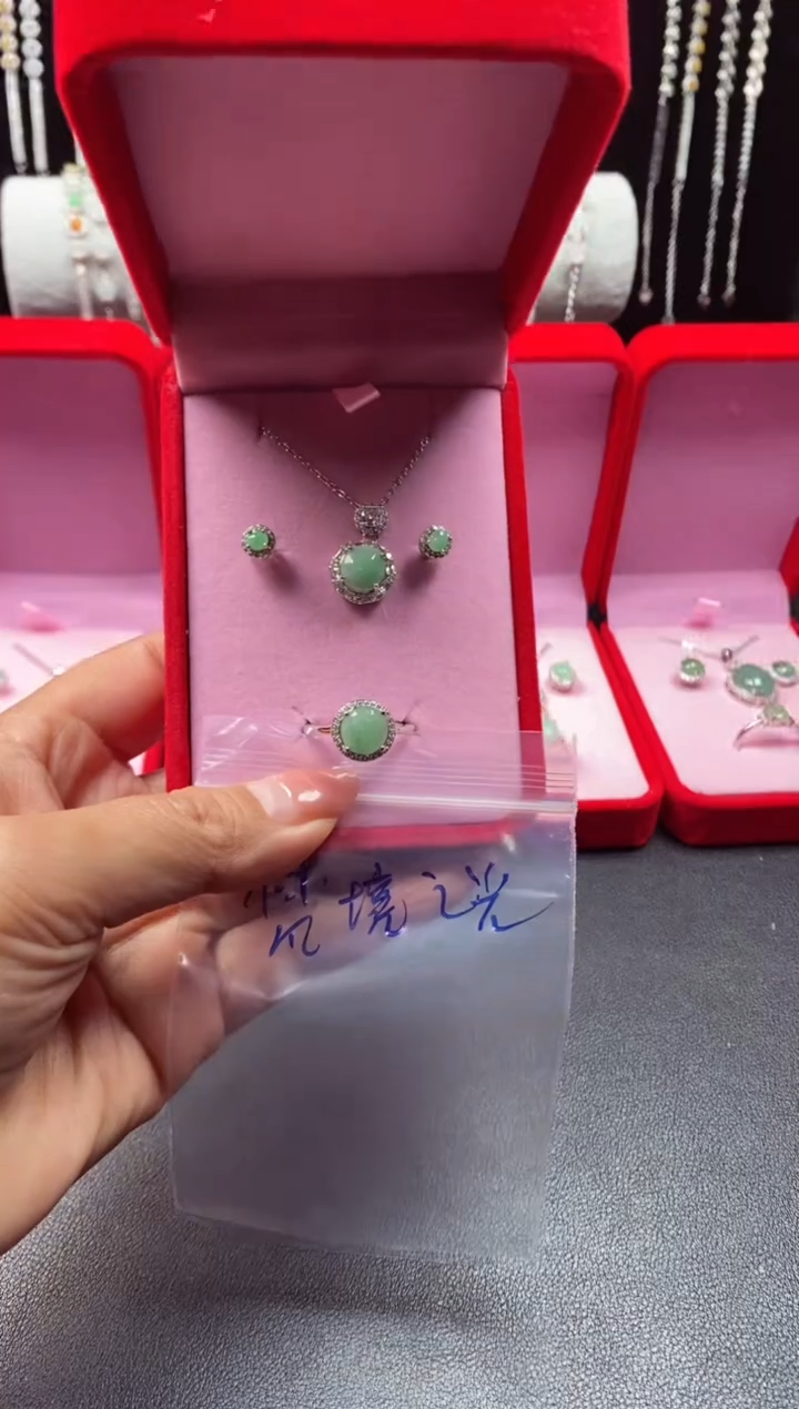 未镶嵌戒指翡翠梵**光翡翠吊坠