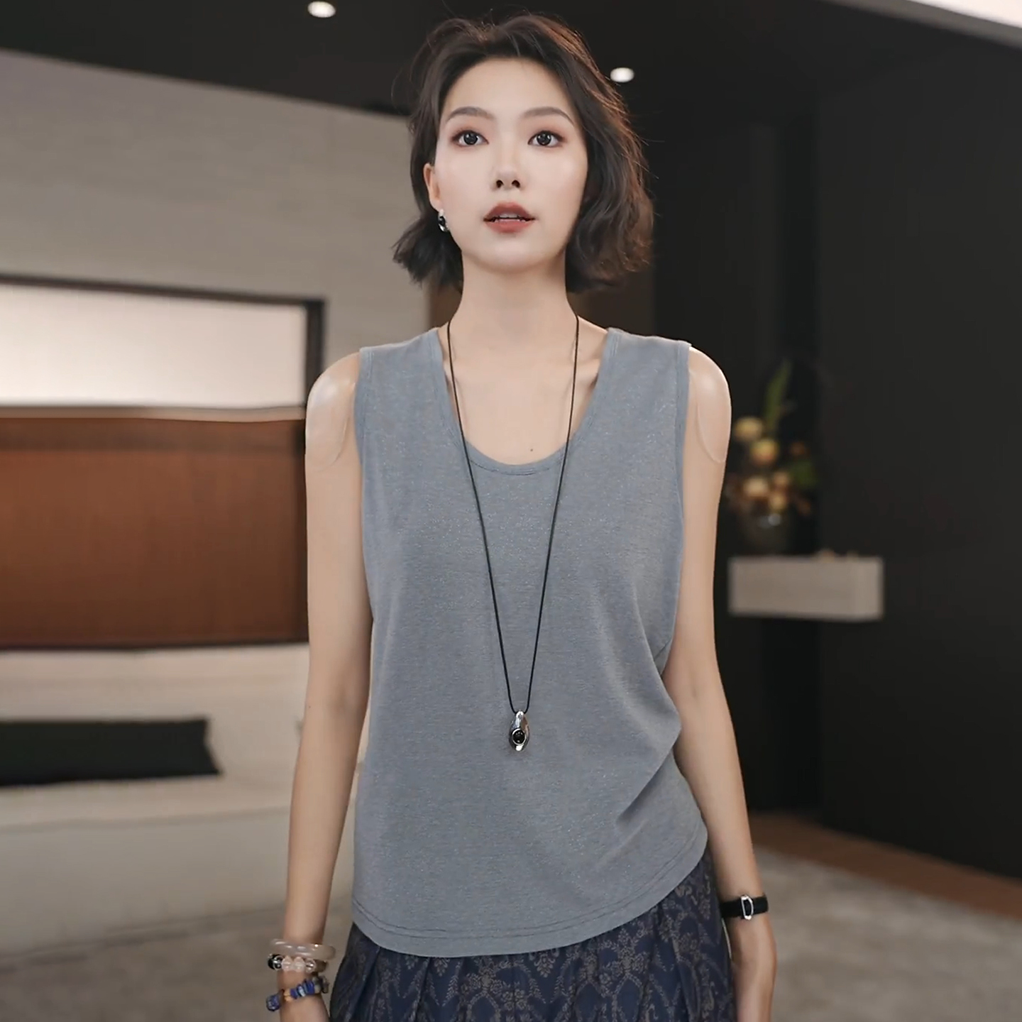 ZOZO HOME | 可持续时髦冷烟灰U领女士气质百搭高弹背心q174150p