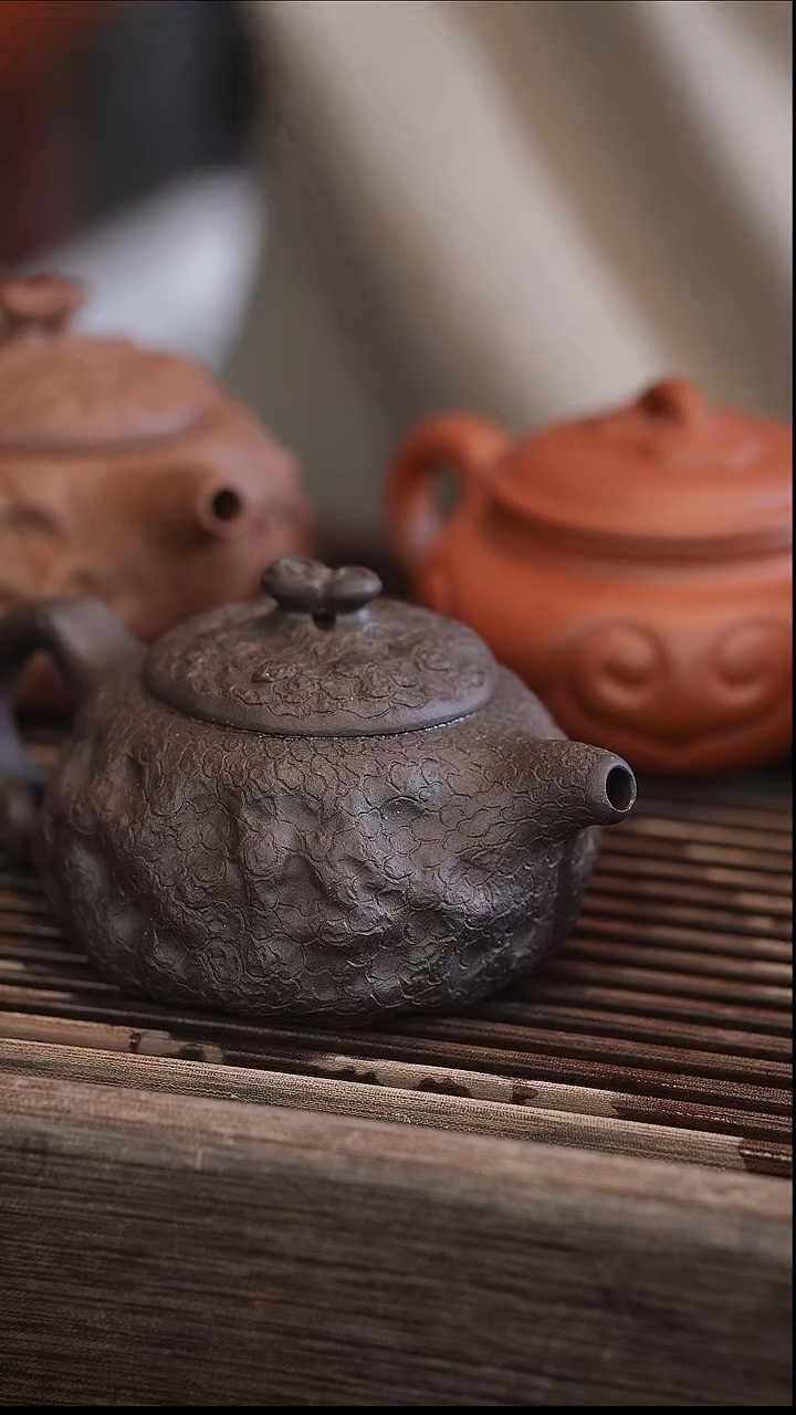 茶壶紫砂供春 黑金砂 170cc