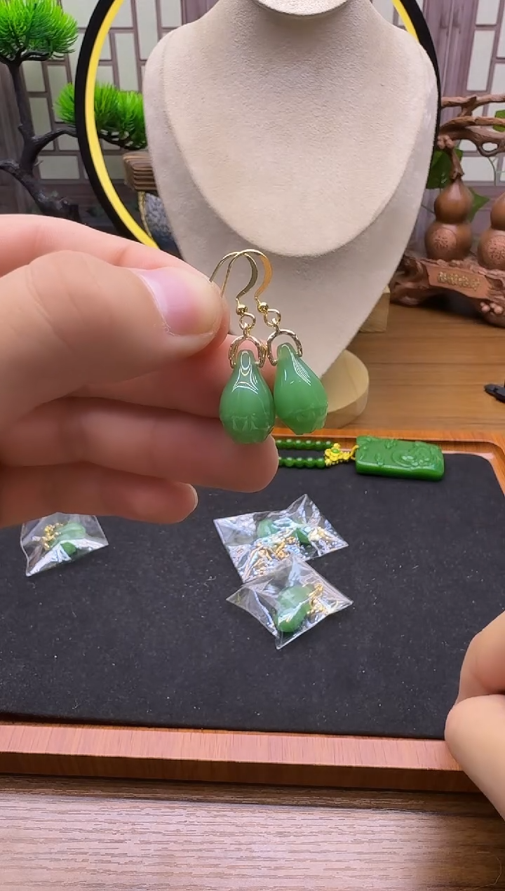 14K金镶嵌和田玉耳饰E93       